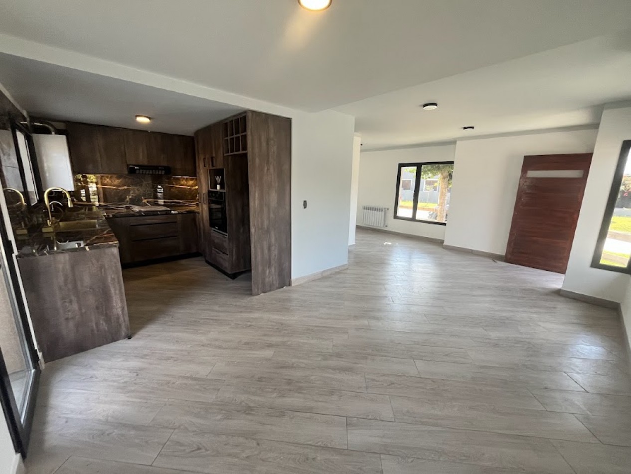 Duplex de 4 ambientes en Barrio Los Pinares - Diseño moderno y domotica APTO CREDITO