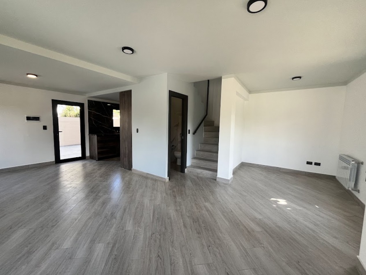 Duplex de 4 ambientes en Barrio Los Pinares - Diseño moderno y domotica APTO CREDITO