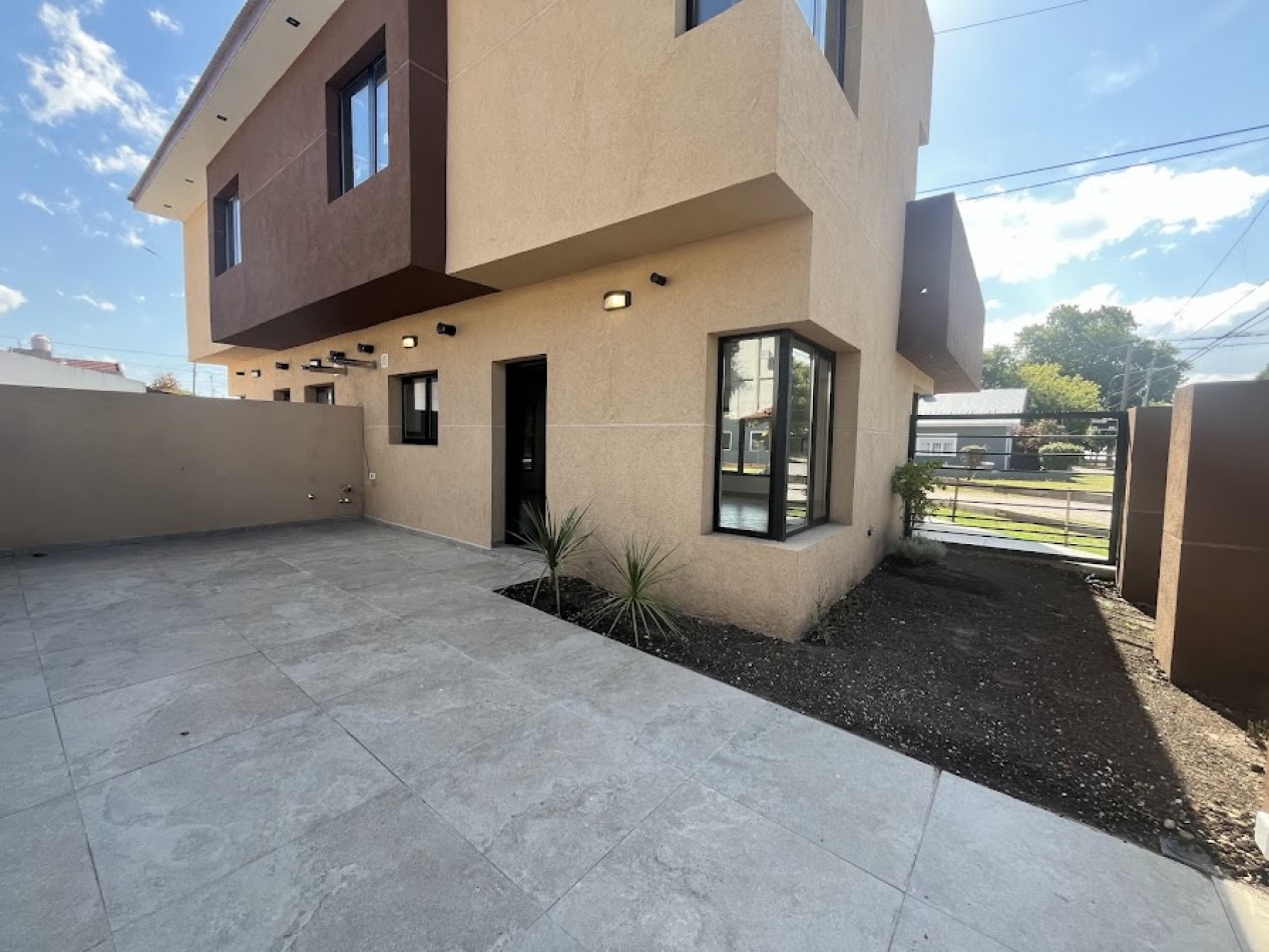 Duplex de 4 ambientes en Barrio Los Pinares - Diseño moderno y domotica APTO CREDITO