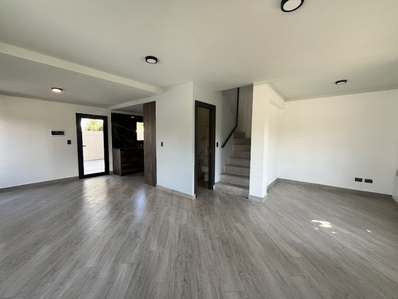 Duplex de 4 ambientes en Barrio Los Pinares - Diseño moderno y domotica APTO CREDITO