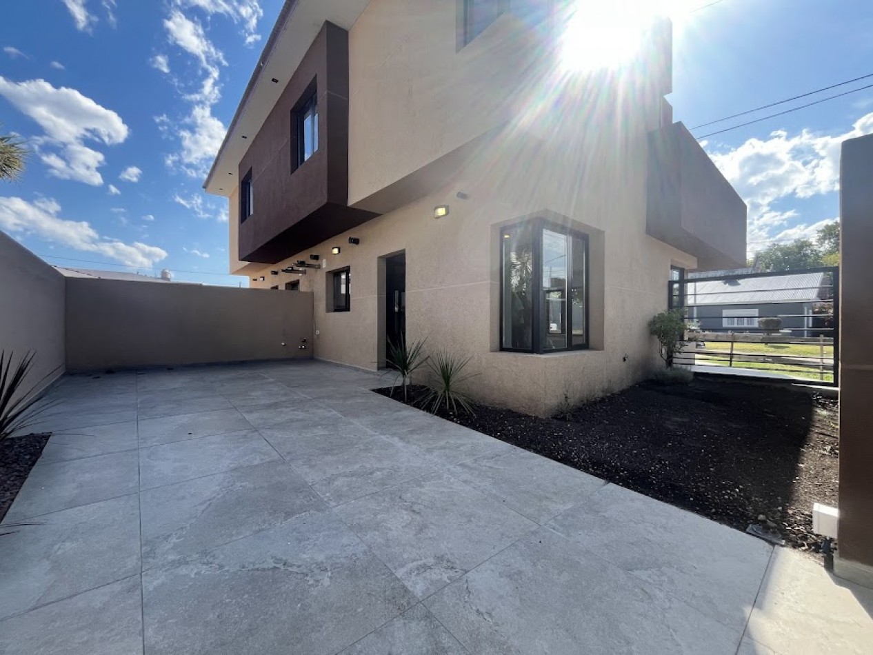 Duplex de 4 ambientes en Barrio Los Pinares - Diseño moderno y domotica APTO CREDITO