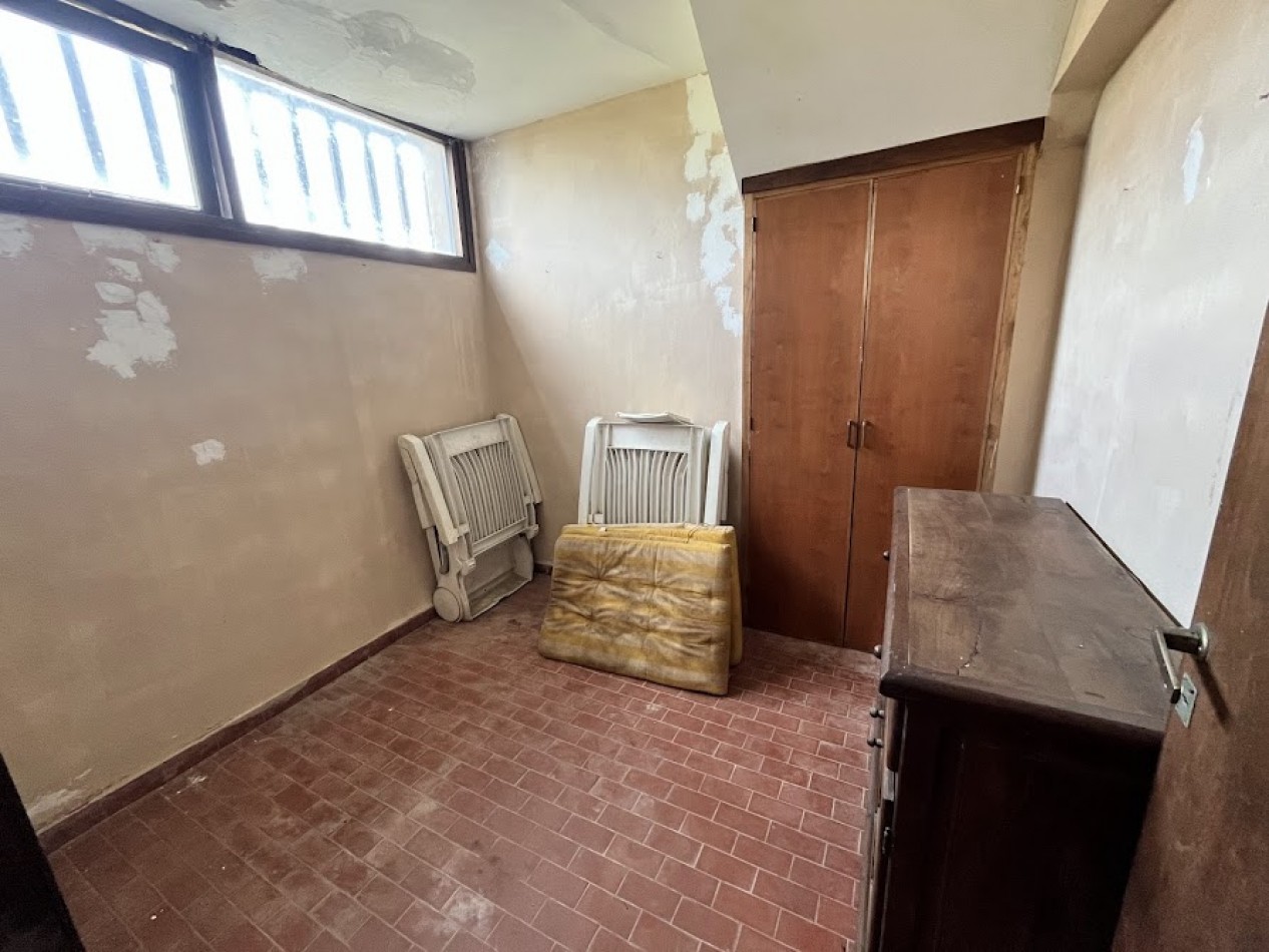 IMPONENTE CHALET EN ESQUINA - BARRIO SAN CARLOS, ACANTILADOS