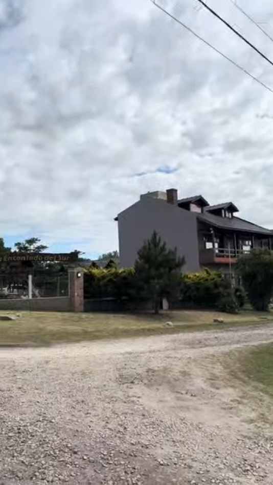 IMPONENTE CHALET EN ESQUINA - BARRIO SAN CARLOS, ACANTILADOS