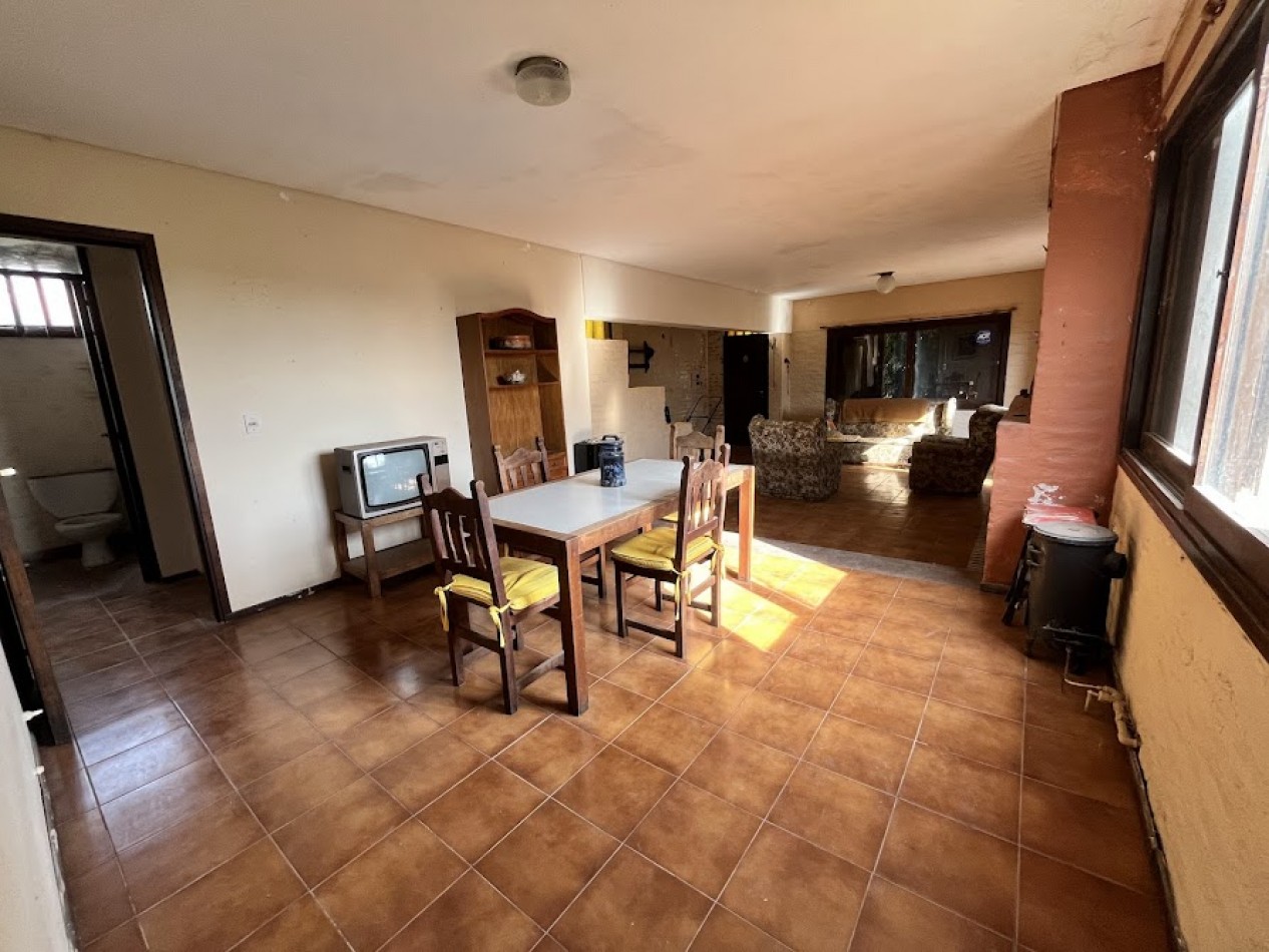 IMPONENTE CHALET EN ESQUINA - BARRIO SAN CARLOS, ACANTILADOS