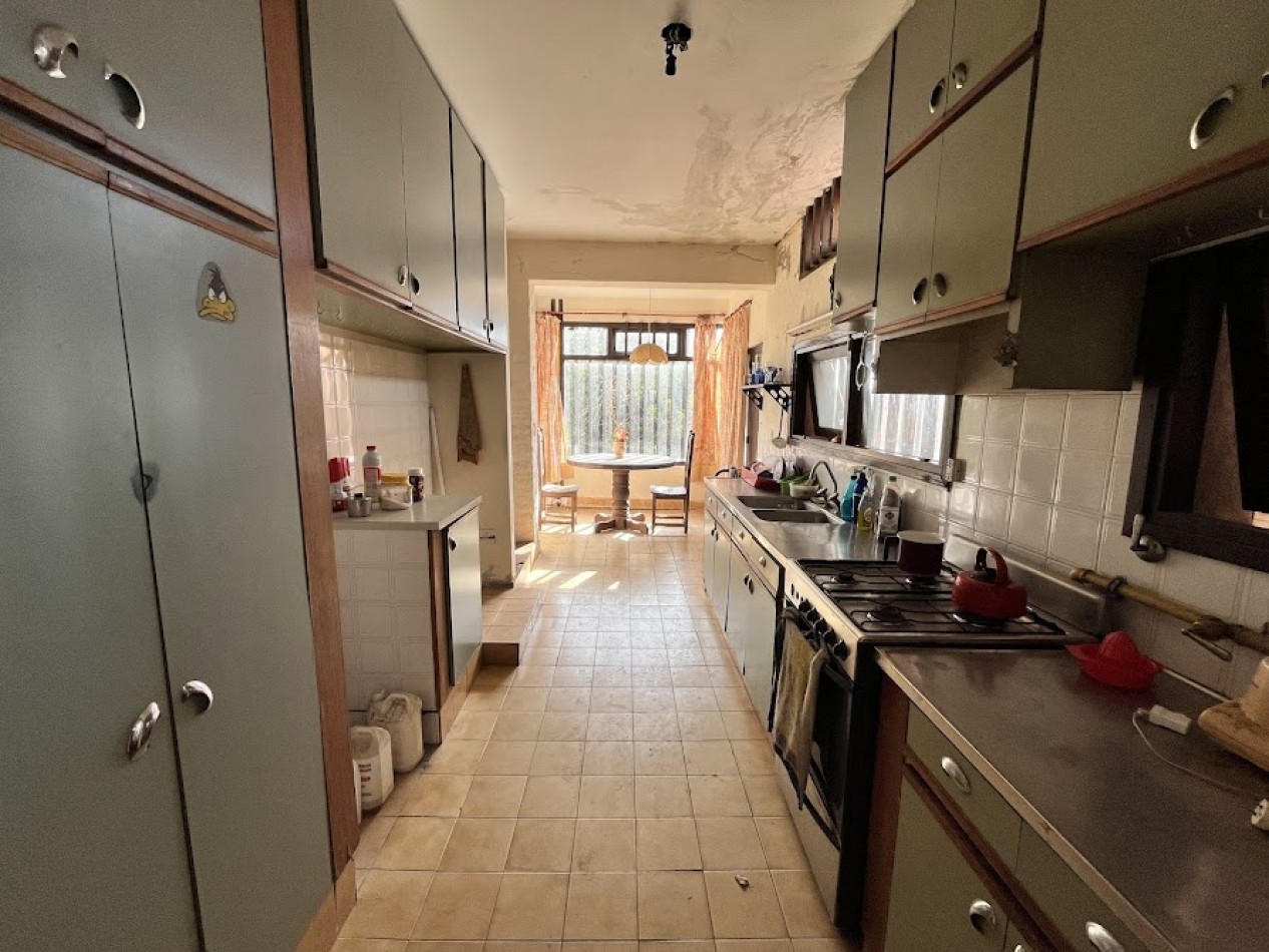 IMPONENTE CHALET EN ESQUINA - BARRIO SAN CARLOS, ACANTILADOS