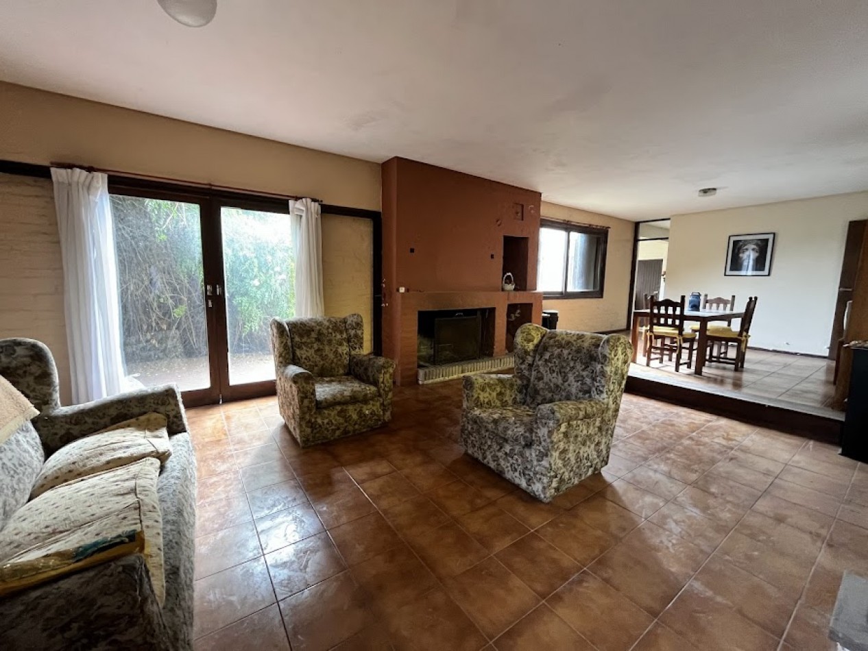 IMPONENTE CHALET EN ESQUINA - BARRIO SAN CARLOS, ACANTILADOS