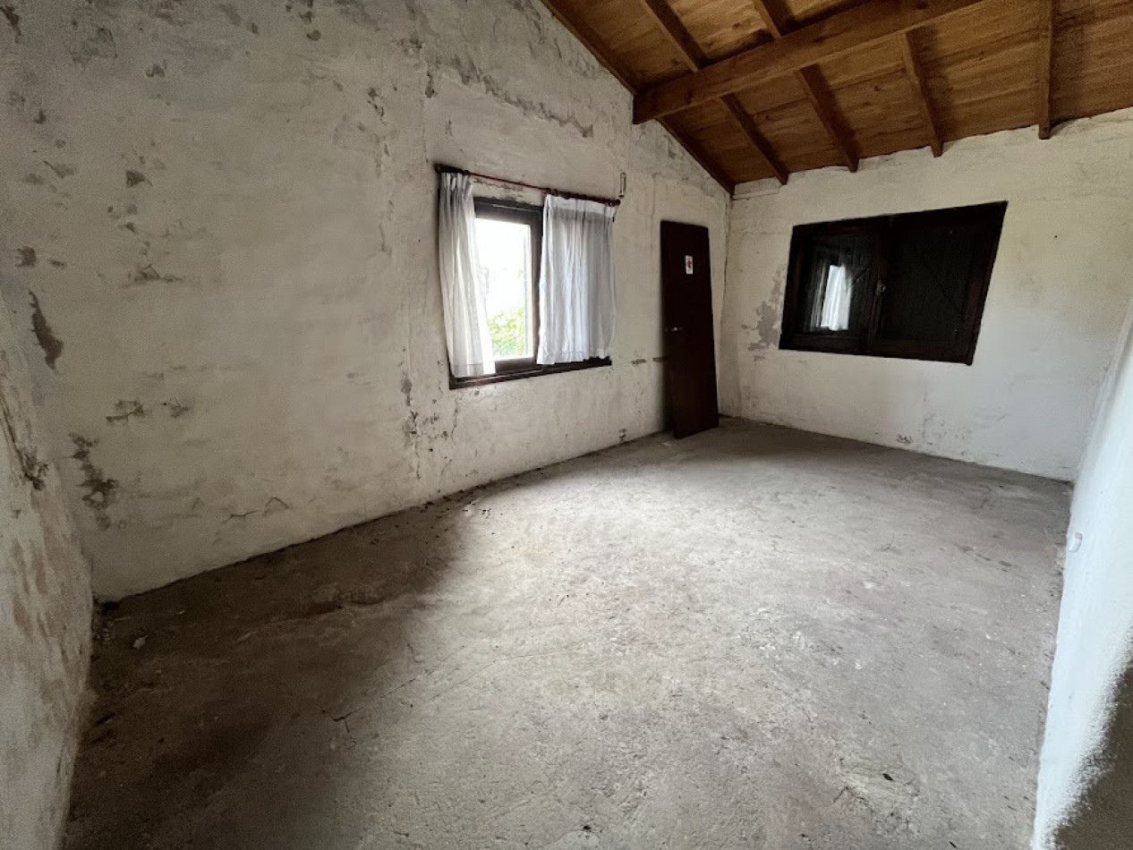 IMPONENTE CHALET EN ESQUINA - BARRIO SAN CARLOS, ACANTILADOS