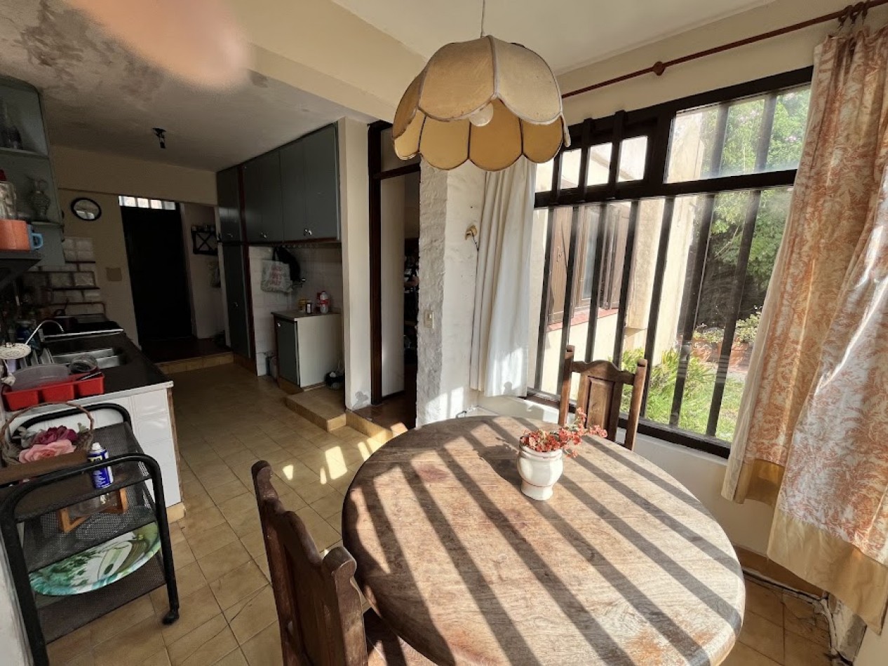 IMPONENTE CHALET EN ESQUINA - BARRIO SAN CARLOS, ACANTILADOS