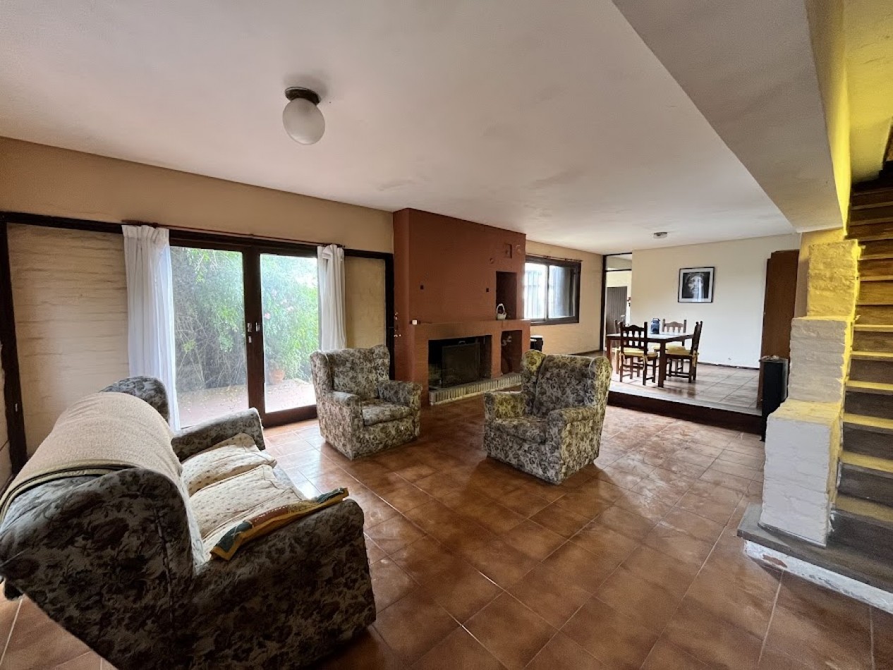 IMPONENTE CHALET EN ESQUINA - BARRIO SAN CARLOS, ACANTILADOS