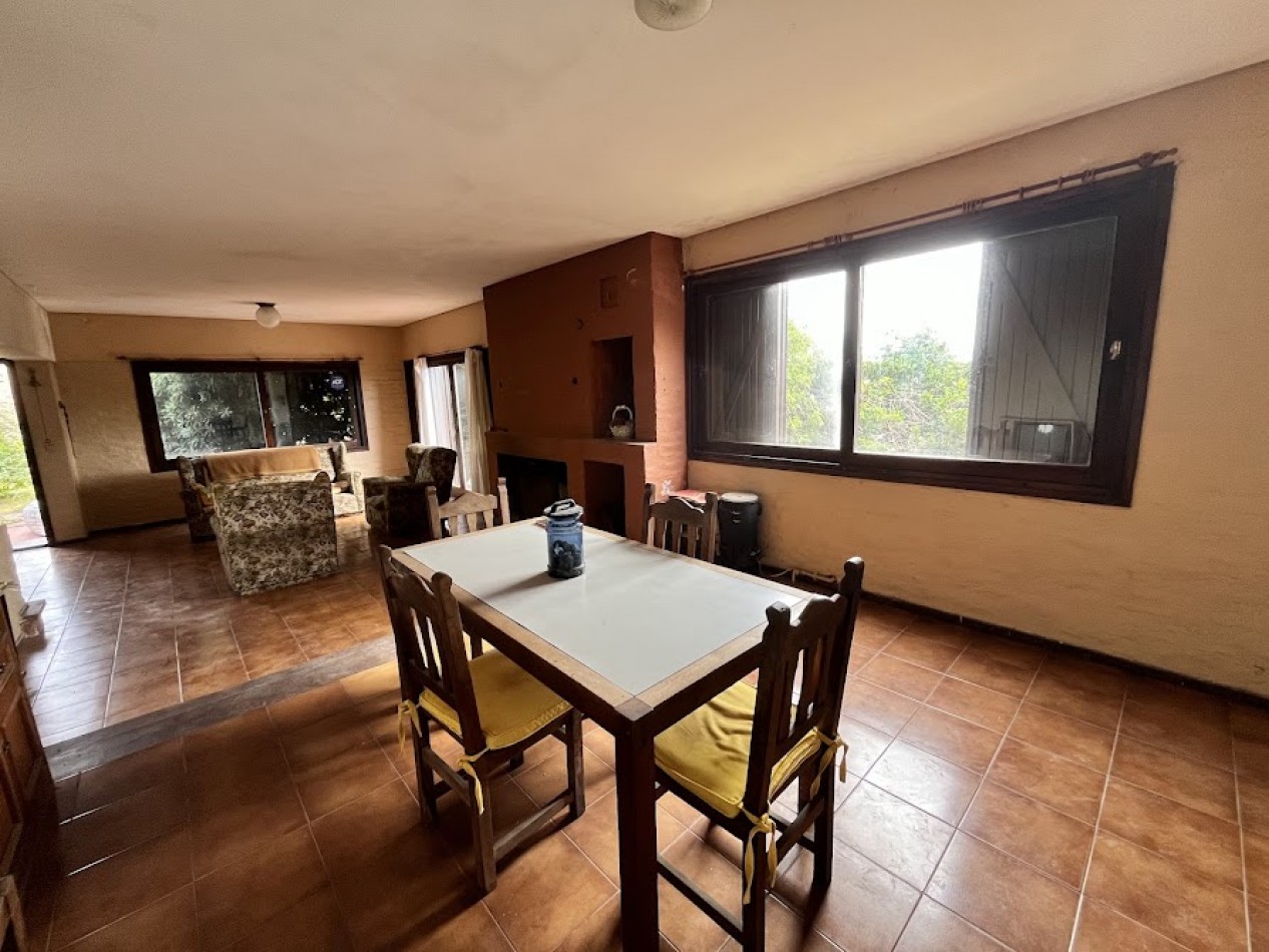 IMPONENTE CHALET EN ESQUINA - BARRIO SAN CARLOS, ACANTILADOS