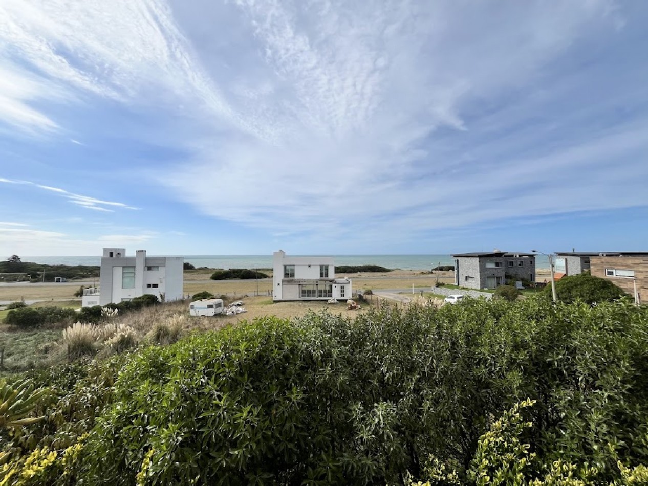 IMPONENTE CHALET EN ESQUINA - BARRIO SAN CARLOS, ACANTILADOS