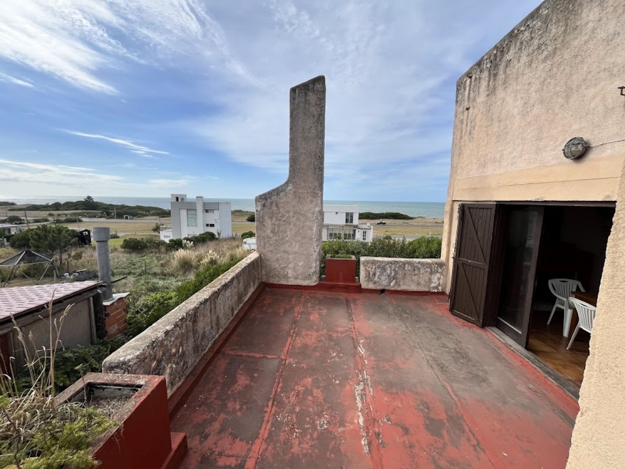 IMPONENTE CHALET EN ESQUINA - BARRIO SAN CARLOS, ACANTILADOS