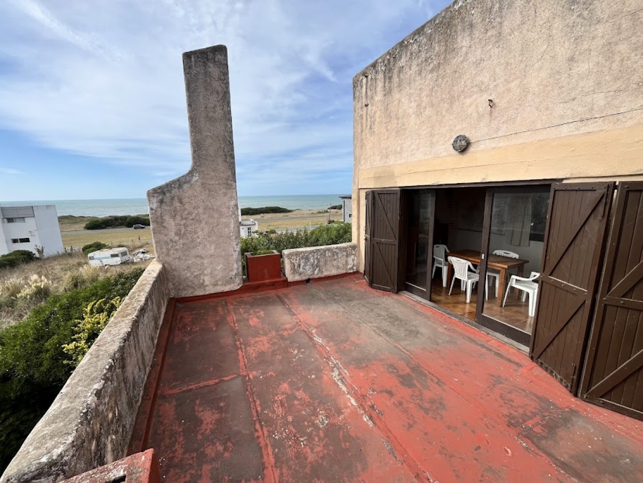 IMPONENTE CHALET EN ESQUINA - BARRIO SAN CARLOS, ACANTILADOS