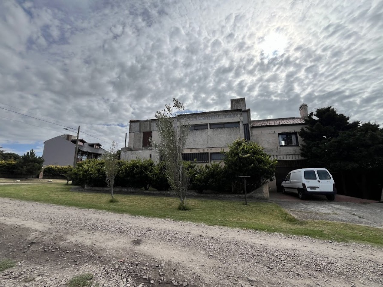 IMPONENTE CHALET EN ESQUINA - BARRIO SAN CARLOS, ACANTILADOS