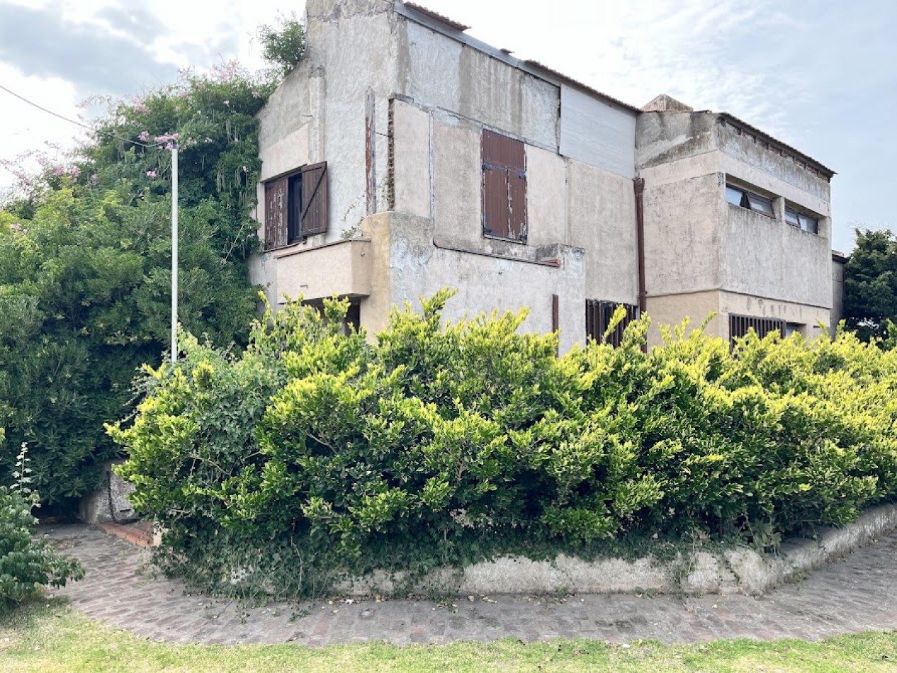 IMPONENTE CHALET EN ESQUINA - BARRIO SAN CARLOS, ACANTILADOS