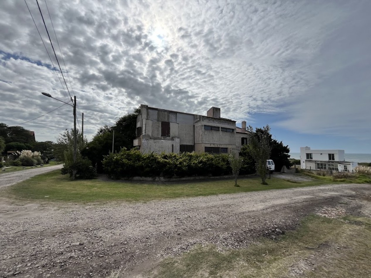 IMPONENTE CHALET EN ESQUINA - BARRIO SAN CARLOS, ACANTILADOS