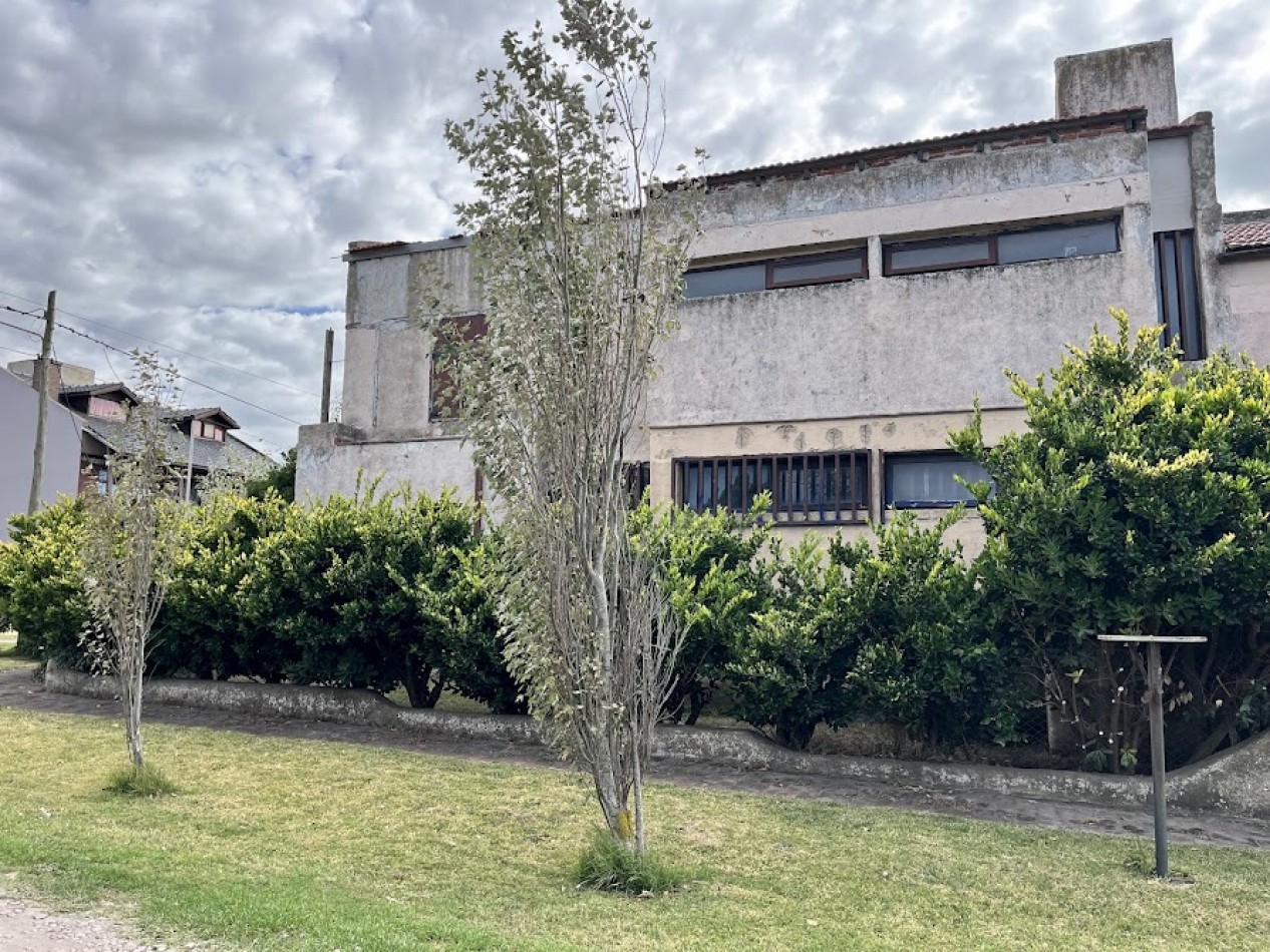 IMPONENTE CHALET EN ESQUINA - BARRIO SAN CARLOS, ACANTILADOS