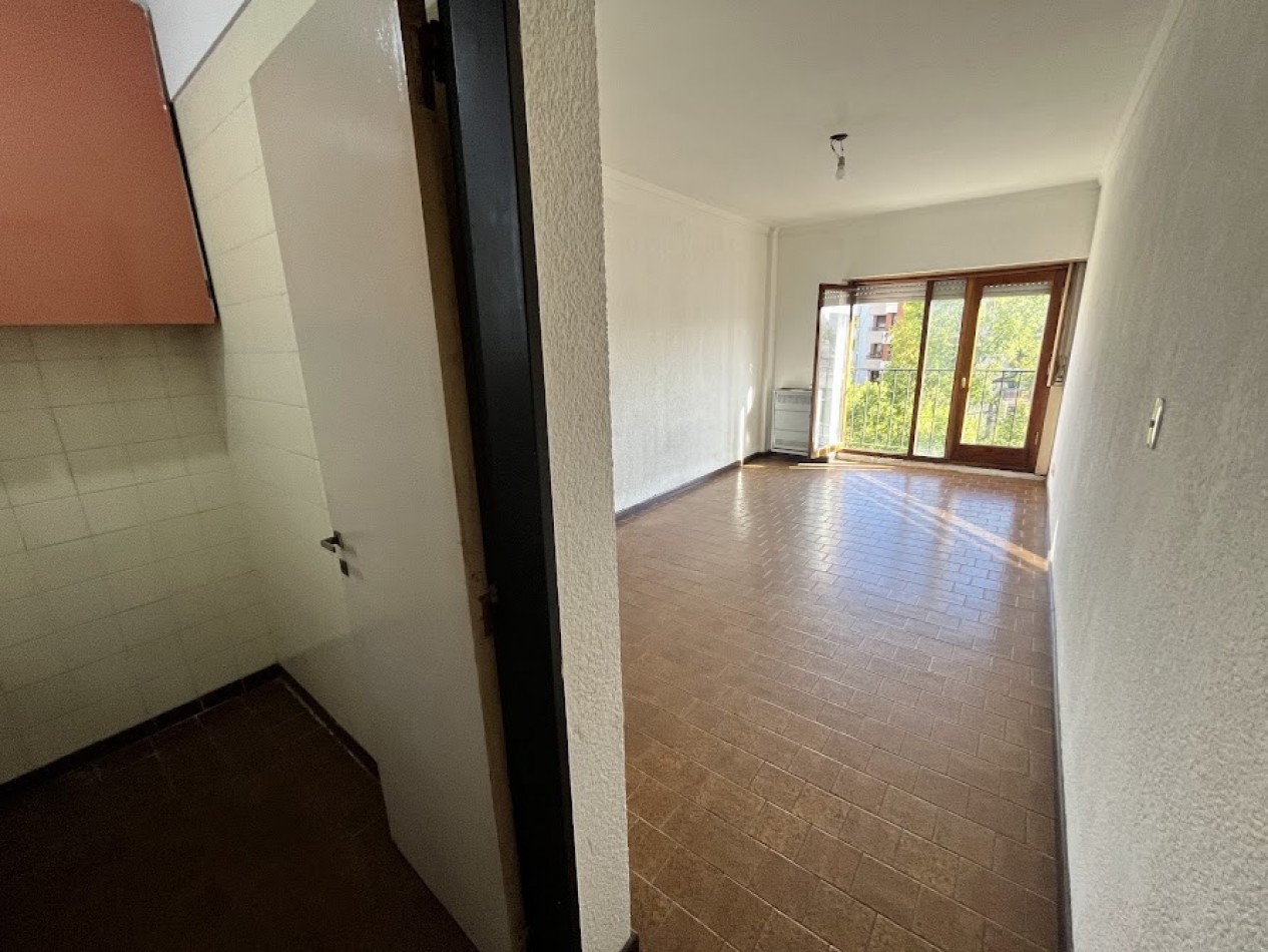 Alquiler 24 meses Dep. 3 ambientes al frente - Muy luminoso y de amplias dimensiones-La Perla