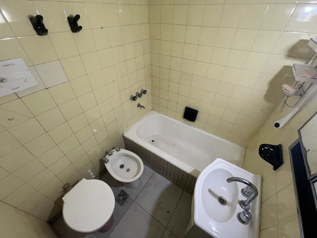 Alquiler 24 meses | Departamento 3 ambientes al frente con balcon y patio muy luminoso