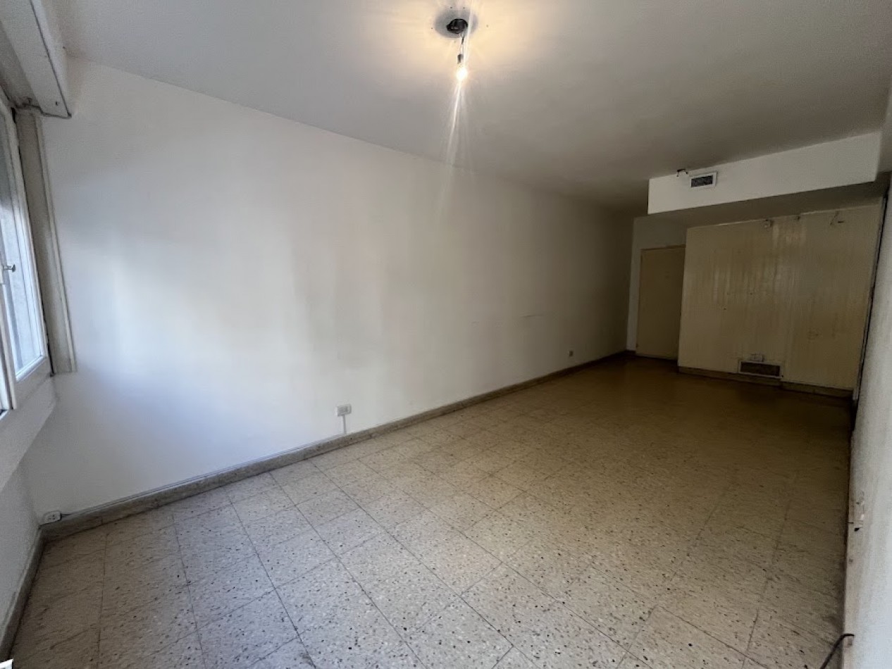 Alquiler 24 meses | Departamento 3 ambientes al frente con balcon y patio muy luminoso