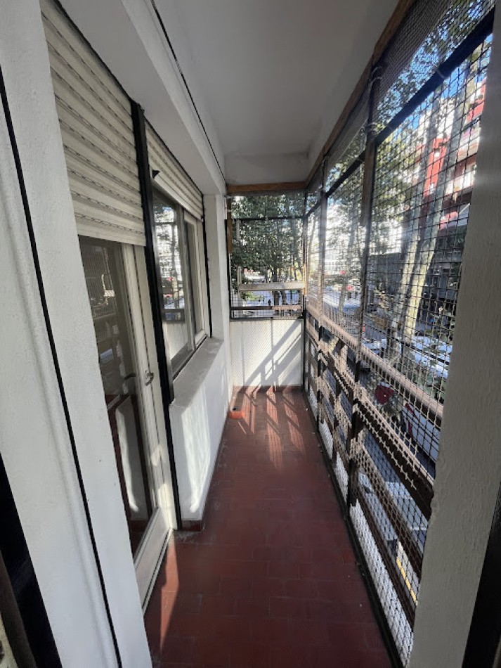 Alquiler 24 meses | Departamento 3 ambientes al frente con balcon y patio muy luminoso
