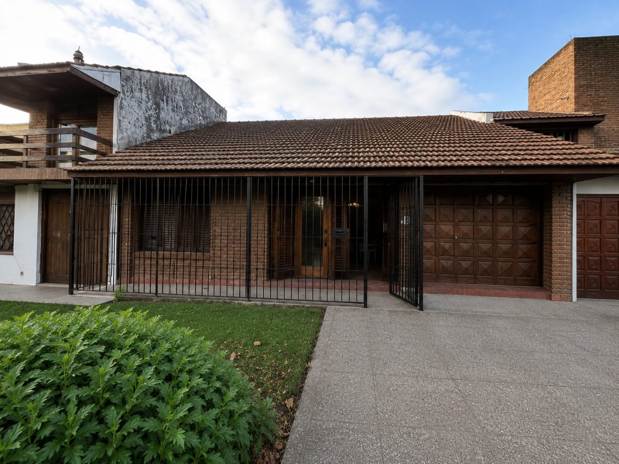 CHALET 3 AMBIENTES SOBRE LOTE DE 242 m² - BARRIO CONSTITUCION 