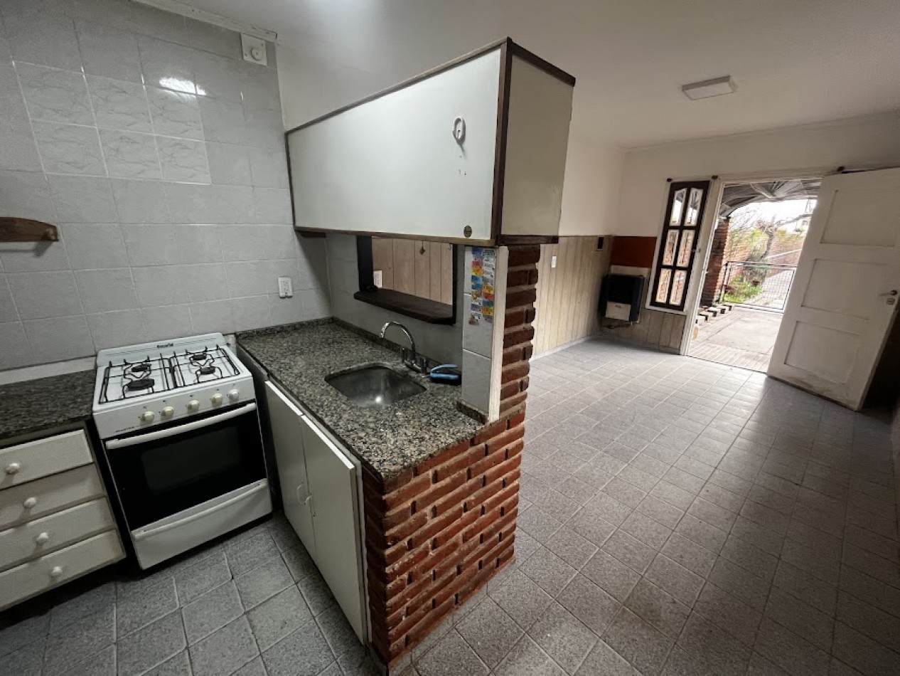 ALQUILER 24 MESES - PH DE 3 AMBIENTES CON PATIO AMPLIO SIN EXPENSAS