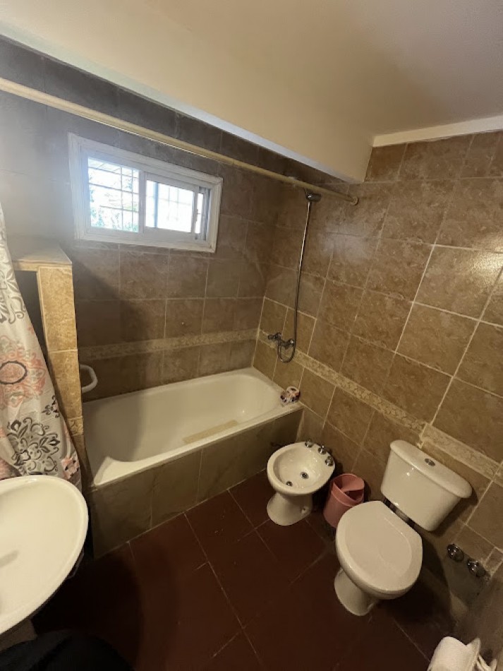 CHALET EN ALQUILER POR 24 MESES 3 AMB. PARQUE-QUINCHO -COCHERA -PARQUE LURO