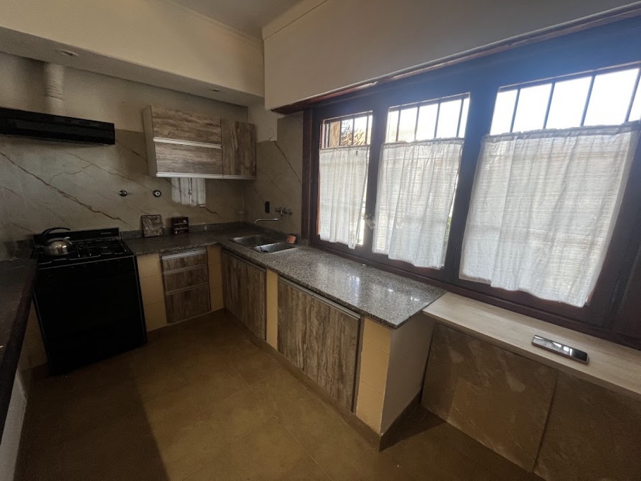 CHALET EN ALQUILER POR 24 MESES 3 AMB. PARQUE-QUINCHO -COCHERA -PARQUE LURO