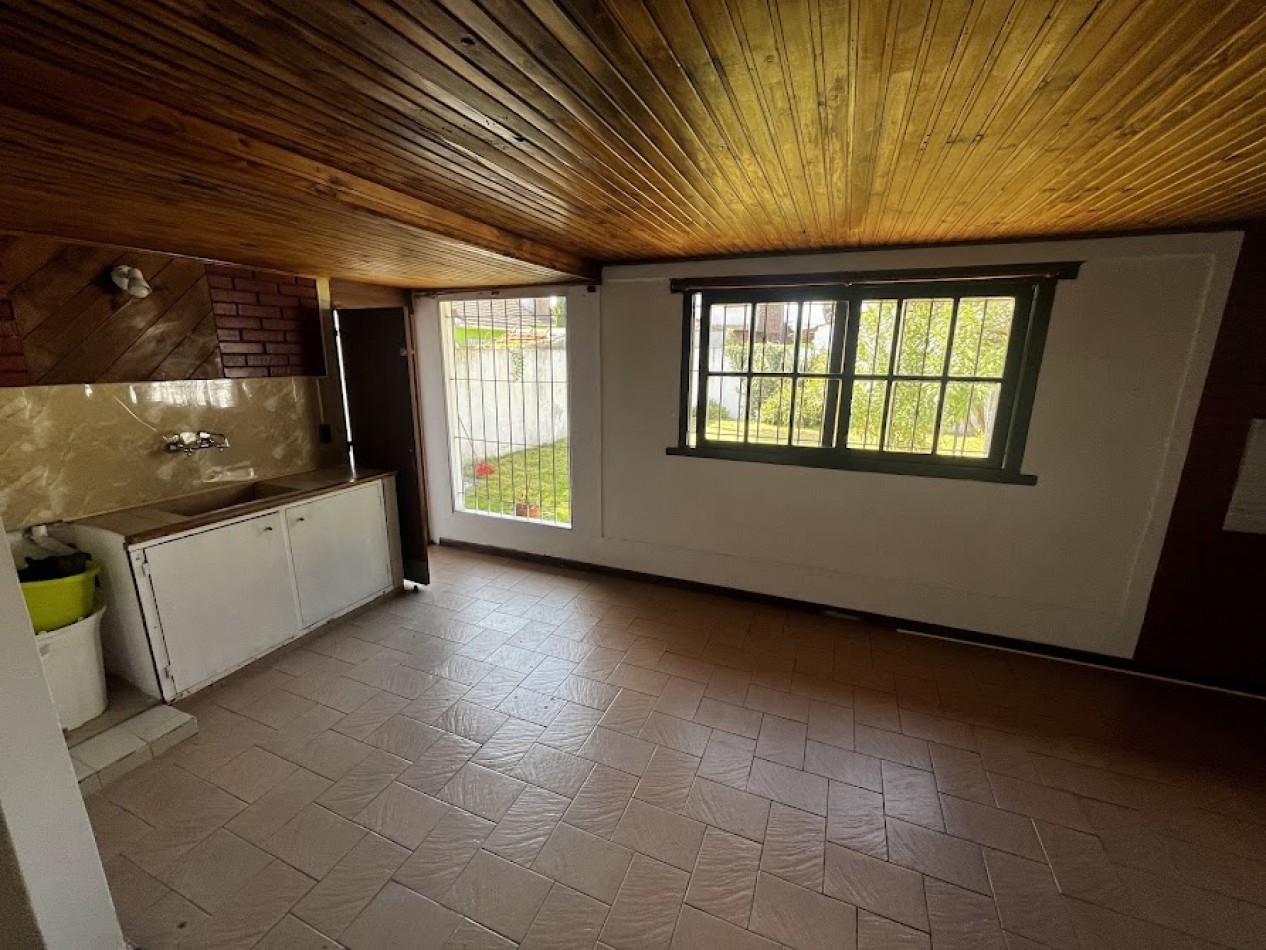 CHALET EN ALQUILER POR 24 MESES 3 AMB. PARQUE-QUINCHO -COCHERA -PARQUE LURO