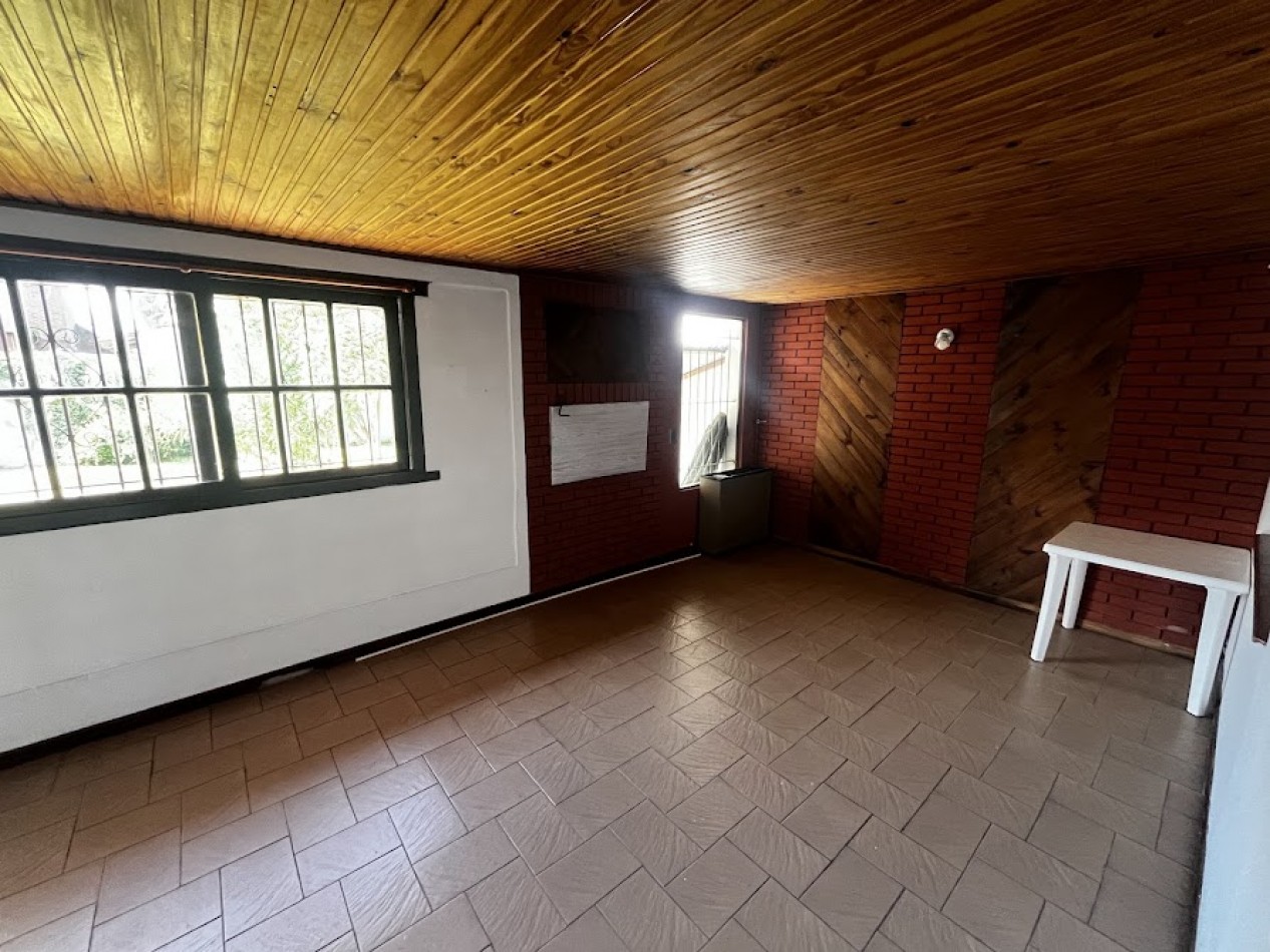 CHALET EN ALQUILER POR 24 MESES 3 AMB. PARQUE-QUINCHO -COCHERA -PARQUE LURO