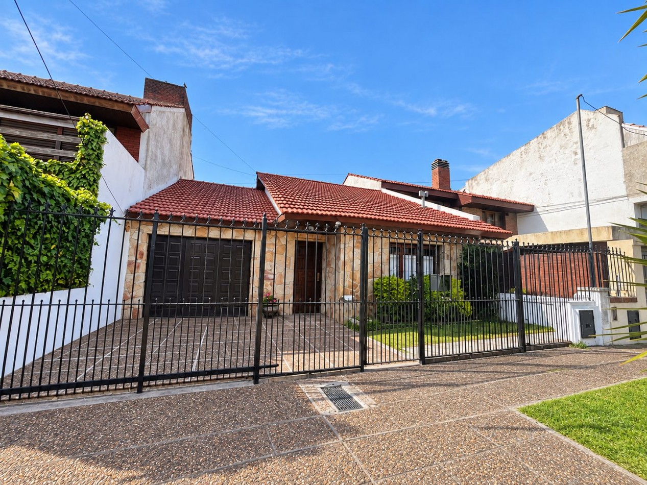 CHALET EN ALQUILER POR 24 MESES 3 AMB. PARQUE-QUINCHO -COCHERA -PARQUE LURO