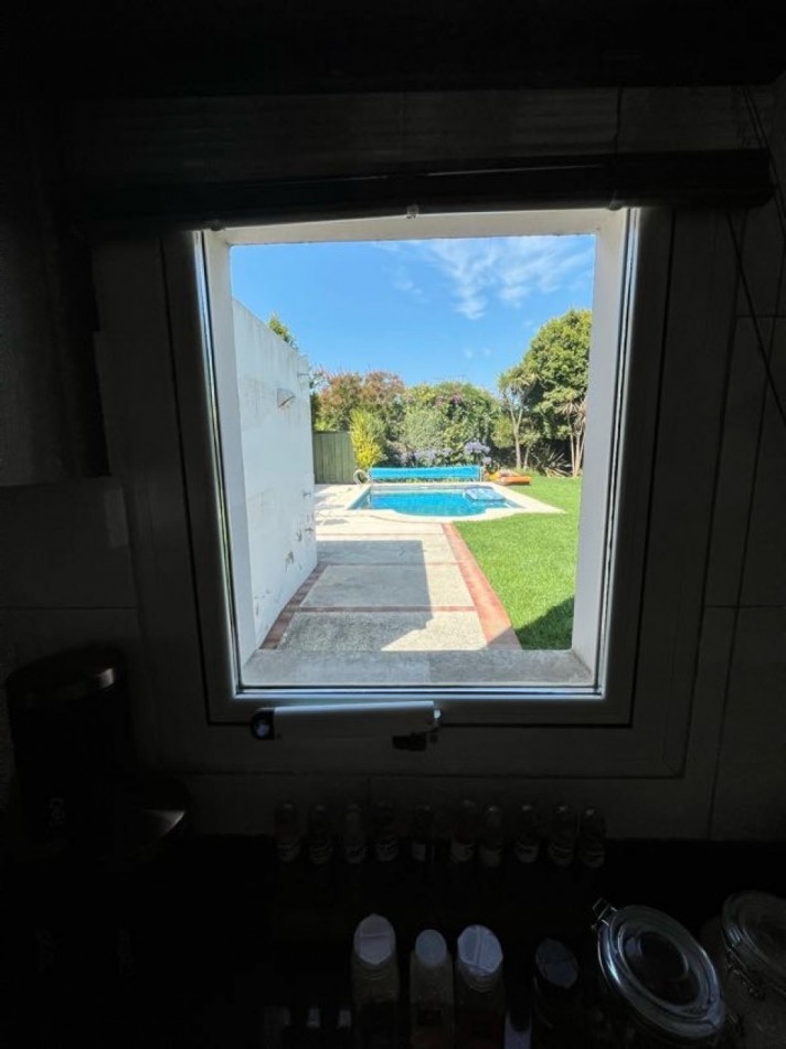 CHALET DE CATEGORIA 5 AMBIENTES CON PARQUE, PISCINA CLIMATIZADA Y TERRAZA - BARRIO CONSTITUCION