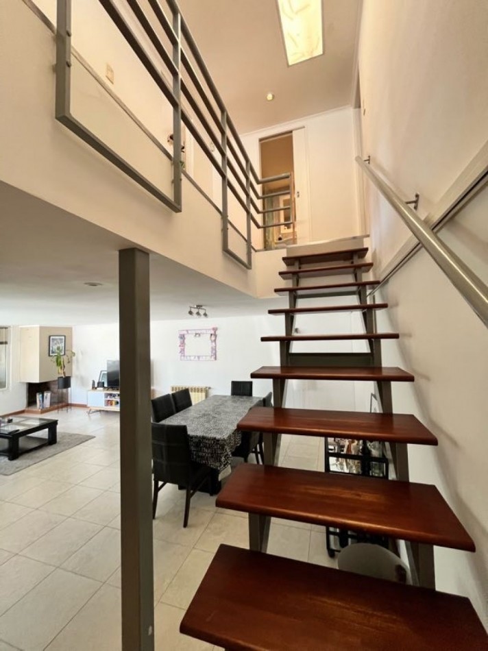 CHALET DE CATEGORIA 5 AMBIENTES CON PARQUE, PISCINA CLIMATIZADA Y TERRAZA - BARRIO CONSTITUCION