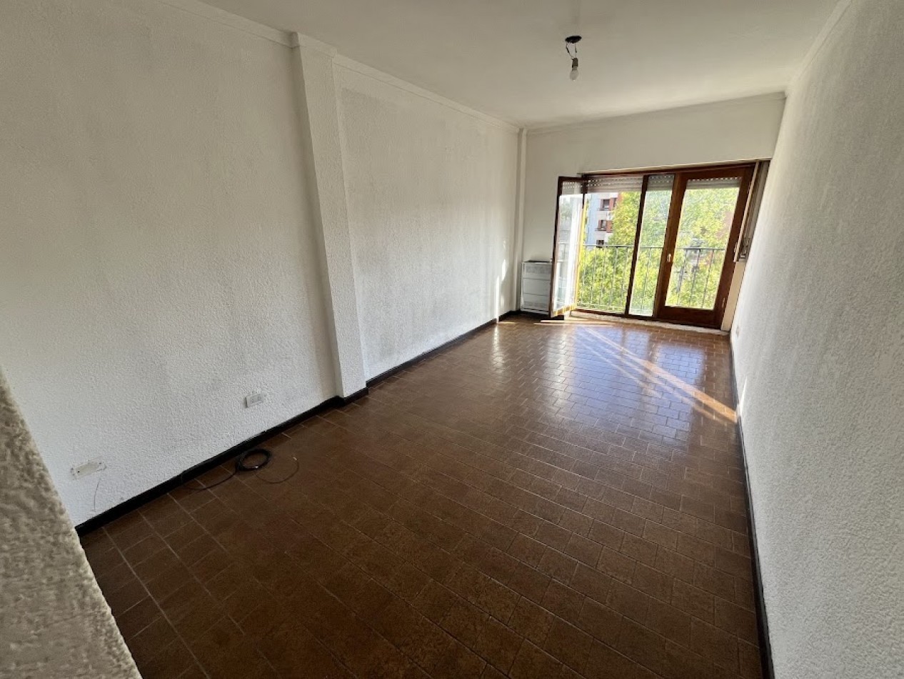 Departamento 3 ambientes al frente - Muy luminoso y de amplias dimensiones-La Perla