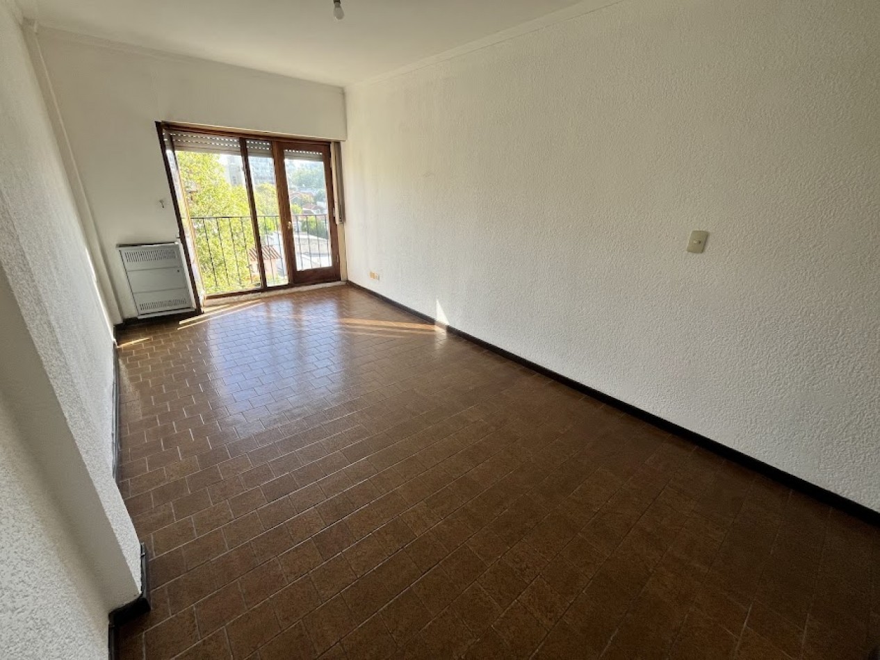 Departamento 3 ambientes al frente - Muy luminoso y de amplias dimensiones-La Perla