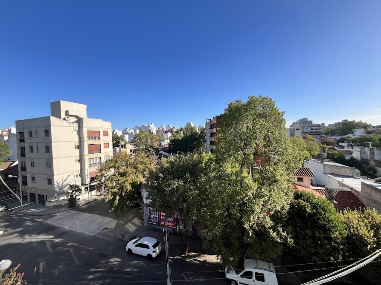 Departamento 3 ambientes al frente - Muy luminoso y de amplias dimensiones-La Perla