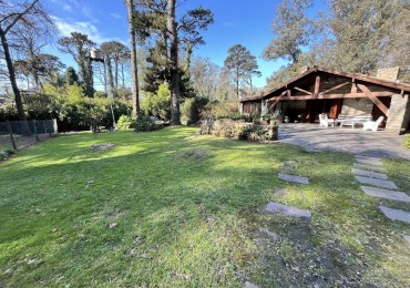 Chalet Tradicional sobre Lote de 914 m² - 3 Dormitorios y Quincho