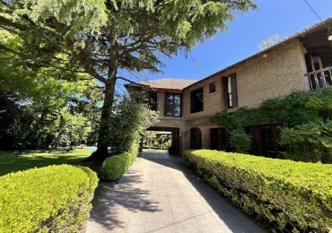 Imponente chalet con parque, piscina climatizada y quincho vidriado con vista al parque